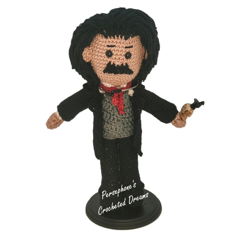 Persephone's Crocheted Dreams - Edgar Allan Poe Decoratieve pop - Zwart